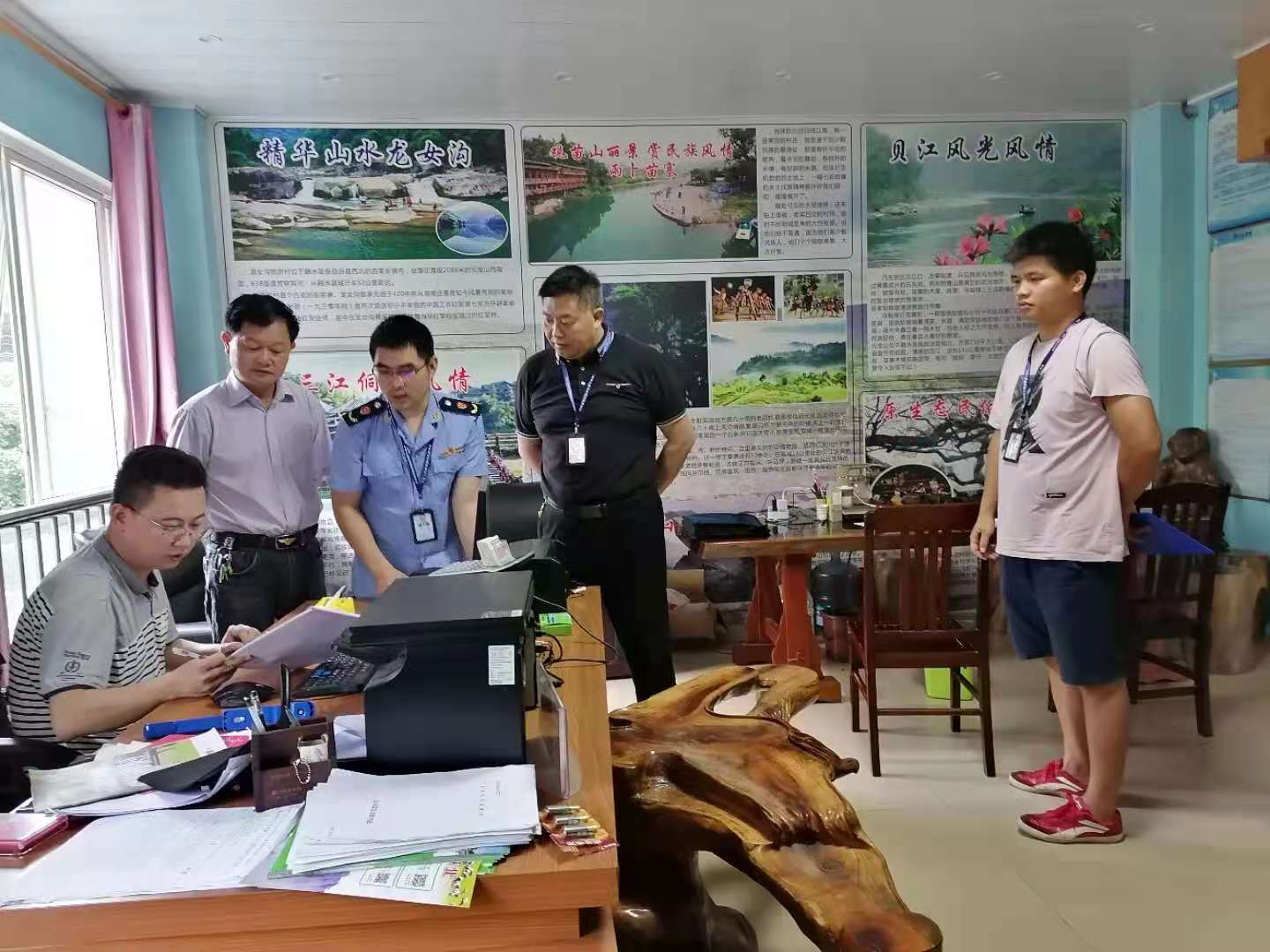 融水縣市場監(jiān)管局聯(lián)合執(zhí)法檢查旅行社服務(wù)網(wǎng)點旅游招徠規(guī)范旅游市場秩序